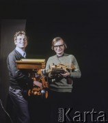 Lata 70., Polska.
Jan Morek (po lewej) i Bogdan Łopieński z modelami koparek.
Fot. NN, zbiory Ośrodka KARTA
