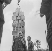 23 lipca–22 sierpnia 1965, Elbląg, woj. gdańskie, Polska.
I Biennale Form Przestrzennych w Elblągu. Henryk Stażewski na tle swojej rzeźby.
Fot. Bogdan Łopieński, zbiory Ośrodka KARTA