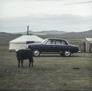 1969, Mongolia.
Samochód przed jurtą.
Fot. Bogdan Łopieński, zbiory Ośrodka KARTA