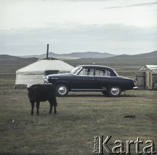 1969, Mongolia.
Samochód przed jurtą.
Fot. Bogdan Łopieński, zbiory Ośrodka KARTA