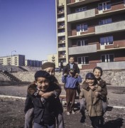 1969, Ułan Bator, Mongolia.
Dzieci bawiące się przed blokiem.
Fot. Bogdan Łopieński, zbiory Ośrodka KARTA