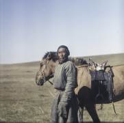 1969, Mongolia.
Mężczyzna z osiodłanym koniem.
Fot. Bogdan Łopieński, zbiory Ośrodka KARTA