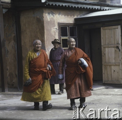 1969, prawdopodobnie Ułan Bator, Mongolia.
Buddyści.
Fot. Bogdan Łopieński, zbiory Ośrodka KARTA