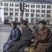 1969, Ułan Bator, Mongolia.
Na ławce.
Fot. Bogdan Łopieński, zbiory Ośrodka KARTA