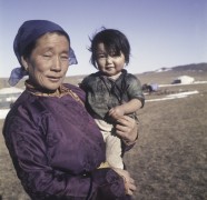 1969, Mongolia.
Kobieta z dzieckiem na ręku.
Fot. Bogdan Łopieński, zbiory Ośrodka KARTA