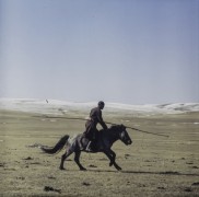 1969, Mongolia.
Mężczyzna na koniu.
Fot. Bogdan Łopieński, zbiory Ośrodka KARTA
