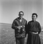 1969, Mongolia.
Po lewej stronie fotograf Bogdan Łopieński podczas delegacji z czasopisma 