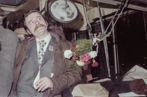10.11.1980, Warszawa, Polska.
Lech Wałęsa w autobusie o nazwie 