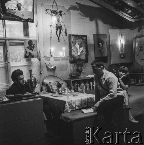 Ok. 1965, Zakopane, woj. krakowskie, Polska.
Władysław Hasior (1. z lewej) w swojej pracowni.
Fot. Bogdan Łopieński, zbiory Ośrodka KARTA