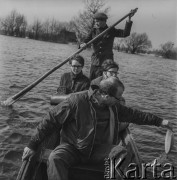 Prawdopodobnie lata 60., Jabłeczna nad Bugiem, Polska.
Grupa osób w łódce na Bugu.
Fot. Bogdan Łopieński, zbiory Ośrodka KARTA
