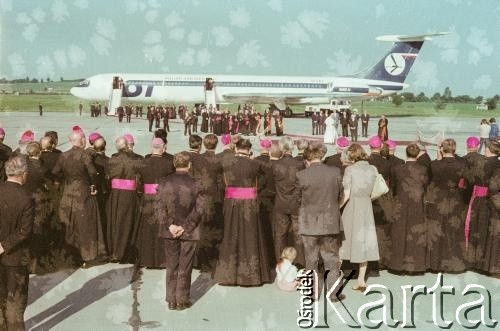 23.06.1983, Kraków, Polska.
Druga pielgrzymka papieża Jana Pawła II do Polski w dniach 16-23 czerwca 1983 roku. Ceremonia pożegnalna na lotnisku w Balicach. W głębi z prawej: Ojciec Święty, przewodniczący Rady Państwa Henryk Jabłoński, prymas Polski kardynał Józef Glemp.
Fot. Bogdan Łopieński, zbiory Ośrodka KARTA