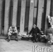 1961, Warszawa, Polska.
Handel uliczny.
Fot. Bogdan Łopieński, zbiory Ośrodka KARTA
