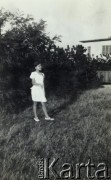 11.08.1938, Bielany k. Warszawy, Polska.
Joanna Kołakowska przed domem kolejarzy przy ulicy Kasprowicza. Na odwrocie zdjęcia napis: 