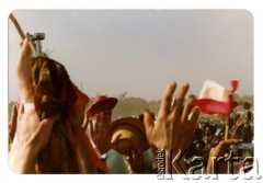 Luty 1982, Kaduna, Nigeria, Afryka.
Papież Jan Paweł II podczas spotkania z wiernymi, z prawej biało-czerwona chorągiewka.
Fot. Stanisław Rymaszewski, zbiory Ośrodka KARTA
