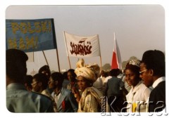Luty 1982, Kaduna, Nigeria, Afryka.
Oczekiwanie wiernych na spotkanie z papieżem Janem Pawłem II, w środku transparent z napisem 