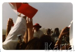 Luty 1982, Kaduna, Nigeria, Afryka.
Papież Jan Paweł II podczas spotkania z wiernymi, z prawej biało-czerwona chorągiewka.
Fot. Stanisław Rymaszewski, zbiory Ośrodka KARTA

