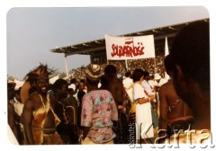 Luty 1982, Kaduna, Nigeria, Afryka.
Oczekiwanie wiernych na spotkanie z papieżem Janem Pawłem II, transparent z napisem 