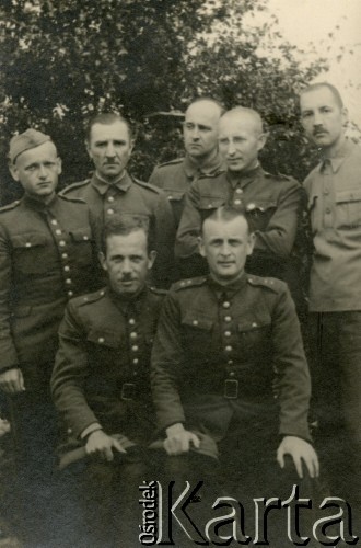 1941, Dorsten, III Rzesza Niemiecka.
Polscy więźniowie obozu jenieckiego. W górnym rzędzie, drugi od prawej podporucznik Edmund Wojciechowski. 
Fot. zbiory Ośrodka KARTA, Pogotowie Archiwalne [PA_024], przekazali Dorota i Tomasz Wojciechowscy