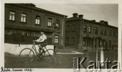 Lipiec 1928, Łódź, Polska.
Chłopiec jadący na rowerze.
Fot. zbiory Ośrodka KARTA, Pogotowie Archiwalne [PA_06], udostępnił Mirosław Glaser