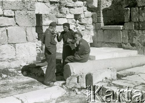 Październik 1944, Sebaste, Palestyna.
Żołnierze 2 Korpusu Polskiego w rozmowie z tuziemcem na ruinach Kościoła Św. Jana.
Fot. NN, zbiory Ośrodka KARTA, Pogotowie Archiwalne [PA_033], udostępnił Piotr Balcer