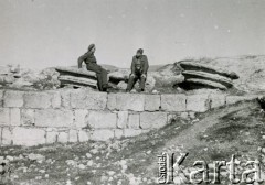 Październik 1944, Sebaste, Palestyna.
Żołnierze 2 Korpusu Polskiego zwiedzający ruiny świątyni rzymskiej.
Fot. NN, zbiory Ośrodka KARTA, Pogotowie Archiwalne [PA_033], przekazał Piotr Balcer