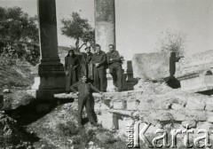 Październik 1944, Sebaste, Palestyna.
Żołnierze 2 Korpusu Polskiego wraz z miejscowym przewodnikiem na tle ruin bazyliki.
Fot. NN, zbiory Ośrodka KARTA, Pogotowie Archiwalne [PA_033], przekazał Piotr Balcer