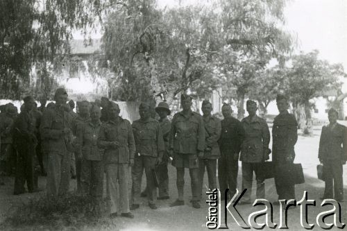 Kwiecień 1944, Petah Tikva, Palestyna.
Żołnierze 2 Korpusu Polskiego w czasie wycieczki do Petah Tikva.
Fot. NN, zbiory Ośrodka KARTA, Pogotowie Archiwalne [PA_033], udostępnił Piotr Balcer