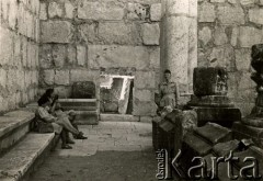 Sierpień 1944, Kafarnaum, Palestyna.
Żołnierze 2 Korpusu Polskiego wraz młodszymi ochotniczkami wśród ruin synagogi.
Fot. NN, zbiory Ośrodka KARTA, Pogotowie Archiwalne [PA_033], udostępnił Piotr Balcer