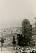 Sierpień 1944, Karmel, Palestyna.
Przydrożna kapliczka, w tle przedmieścia Hajfy.
Fot. NN, zbiory Ośrodka KARTA, Pogotowie Archiwalne [PA_033], udostępnił Piotr Balcer