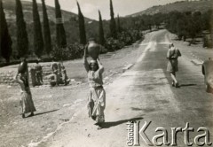 Sierpień 1944, Kana Galilejska, Palestyna.
Miejscowe kobiety niosące wodę z pobliskiej studni.
Fot. NN, zbiory Ośrodka KARTA, Pogotowie Archiwalne [PA_033], udostępnił Piotr Balcer