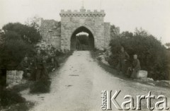 Sierpień 1944, Tabor, Palestyna.
Żołnierze 2 Korpusu Polskiego na jednej z wycieczek, u stóp bramy wjazdowej na Górę Tabor.
Fot. NN, zbiory Ośrodka KARTA, Pogotowie Archiwalne [PA_033], przekazał Piotr Balcer