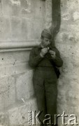 Sierpień 1944, Tabor, Palestyna.
Żołnierze 2 Korpusu Polskiego. Na zdjęciu major Stankiewicz palący paierosa.
Fot. NN, zbiory Ośrodka KARTA, Pogotowie Archiwalne [PA_033], przekazał Piotr Balcer