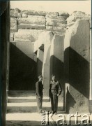 1944, Giza, Egipt.
2 Korpus Polski. Żołnierze wśród ruin świątynii grobowej Chefrena w pobliżu rzeźby Sfinksa.
Fot. NN, zbiory Ośrodka KARTA, Pogotowie Archiwalne [PA_033], udostępnił Piotr Balcer