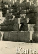 1944, Giza, Egipt.
2 Korpus Polski. Jeden z żołnierzy pozujący u podnóża piramidy Cheopsa.
Fot. NN, zbiory Ośrodka KARTA, Pogotowie Archiwalne [PA_033], udostępnił Piotr Balcer