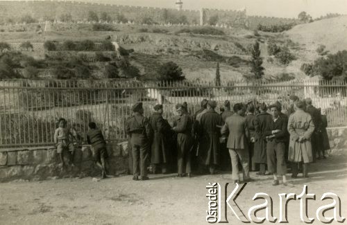 24.12.1943, Jerozolima, Palestyna.
Żołnierze 2 Korpusu Polskiego u podnóża murów starej Jerozolimy.
Fot. NN, zbiory Ośrodka KARTA, Pogotowie Archiwalne [PA_033], udostępnił Piotr Balcer