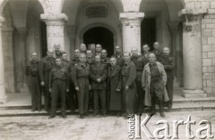 Sierpień 1944, Kana Galijejska, Palestyna.
Żołnierze 2 Korpusu Polskiego pozujący przed Sanktuarium Pierwszego Cudu. W dolnym rzędzie, drugi z prawej oficer Brzezicki.
Fot. NN, zbiory Ośrodka KARTA, Pogotowie Archiwalne [PA_033], przekazał Piotr Balcer
