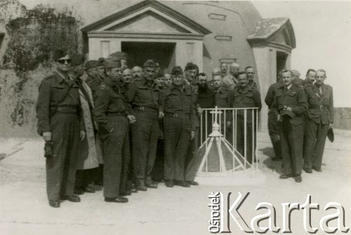 Sierpień 1944, Karmel, Palestyna.
Żołnierze 2 Korpusu Polskiego w czasie zwiedzania miasta, na dachu miejscowego kościoła. Wśród zgromadzonych, po prawej stronie podporucznik Brzezicki.
Fot. NN, zbiory Ośrodka KARTA, Pogotowie Archiwalne [PA_033], przekazał Piotr Balcer