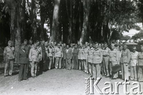 Kwiecień 1944, Petah Tikva, Palestyna.
2 Korpus Polski. Wycieczka zorganizowana dla żołnierzy. 
Fot. NN, zbiory Ośrodka KARTA, Pogotowie Archiwalne [PA_033], przekazał Piotr Balcer