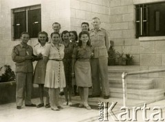 15.10.1945, Palestyna.
Polonia w Palestynie. Imieniny Jadwigi Brokwirówny, na zdjęciu wraz z członkami chóru jerozolimskiego, w drugim rzędzie, pierwszy z prawej podpułkownik Adam Lipiński.
Fot. NN, zbiory Ośrodka KARTA, Pogotowie Archiwalne [PA_033], przekazał Piotr Balcer



