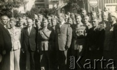 Listopad 1943, Tel-Aviv, Palestyna.
Wizyta ministra Henryka Strasburgera (w środku zdjęcia między żołnierzami, w jasnym garniturze) na oficerskim kursie administracyjno-prawnym dla żołnierzy 2 Korpusu Polskiego.
Fot. NN, zbiory Ośrodka KARTA, Pogotowie Archiwalne [PA_033], przekazał Piotr Balcer