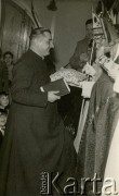 21.12.1955, Londyn, Wielka Brytania.
Środowisko Polonii brytyjskiej. Na zdjęciu ksiądz kanonik Turulski. Podpis oryginalny: 