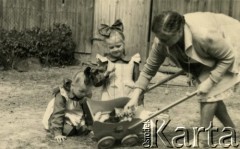 Czerwiec 1948, Stare Bojanowo, pow. Kościan, woj. poznańskie, Polska.
Kasia i Basia Ossowicz w trakcie zabawy.
Fot. NN, zbiory Ośrodka KARTA, Pogotowie Archiwalne [PA_033], przekazał Piotr Balcer