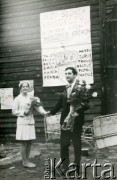 1969, Chorągiewka, pow. Inowrocław, Polska.
Nowożeńcy dziękują gościom. Na budynku leśniczówki plakat z napisem: 