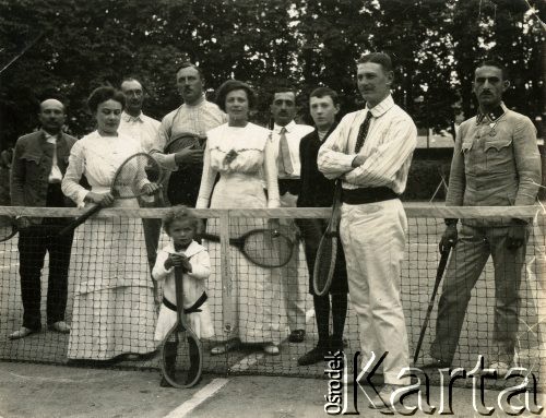 1900-1914, brak miejsca.
Na zdjęciu mieszany skład graczy w tenisa. Być może żołnierze rehabilitanci z rodzinami. Pierwszy z prawej stoi oficer austriacki
Fot. NN, zbiory Ośrodka KARTA, Pogotowie Archiwalne [PA_033], przekazał Piotr Balcer