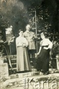 1910-1914, brak miejsca.
Antonina Bambicka z rodzicami.
Fot. NN, zbiory Ośrodka KARTA, Pogotowie Archiwalne [PA_033], przekazał Piotr Balcer