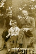 1920-1939, Polska.
Mężczyzna, kobieta i chłopczyk w lesie.
Fot. NN, zbiory Ośrodka KARTA, Pogotowie Archiwalne [PA_033], przekazał Piotr Balcer