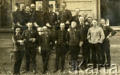 1900-1914, Austro-Węgry.
Oficerowie armii austro-węgierskiej. Na dole, drugi z lewej Adam Lipiński.
Fot. NN, zbiory Ośrodka KARTA, Pogotowie Archiwalne [PA_033], przekazał Piotr Balcer