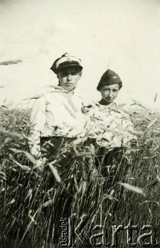 1920-1939, Polska.
Dwaj chłopcy w zbożu, chłopiec z lewej ma na głowie kawaleryjską czapkę.
Fot. NN, zbiory Ośrodka KARTA, Pogotowie Archiwalne [PA_033], udostępnił Piotr Balcer