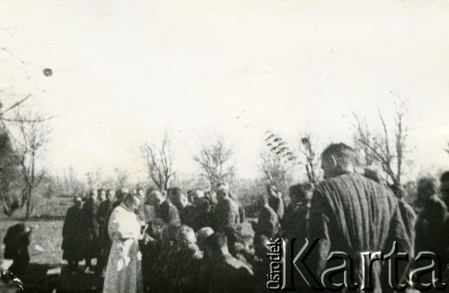 Marzec-kwiecień 1942, ZSRR.
Żołnierze Armii Andersa przyjmujący komunię świętą.
Fot. NN, zbiory Ośrodka KARTA, Pogotowie Archiwalne [PAF_033], udostępnił Piotr Balcer
