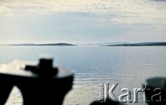 Lipiec 1994, Karelia, Rosja.
Kwadrans po odpłynięciu z przystani w Kem. Widok z prawej burty na wyspy, mijane w drodze na Sołowki.
Fot. Dominik Księski, zbiory Ośrodka KARTA